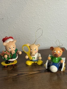 Adornos de Navidad de oso cerdo pintado a mano de madera artesanal vintage tenis - Imagen 1 de 7