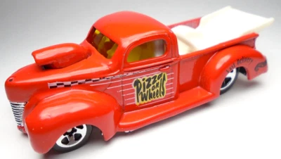 Camioneta Ford Pizza 1998 Hot Wheels '40 sobre ruedas roja diecast de 3" con blanco Foto 1 de 4