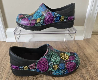 Zuecos de cachemira Crocs enfermera doble comodidad mandala mujer talla 7 antideslizantes nuevos sin caja Foto 1 de 4