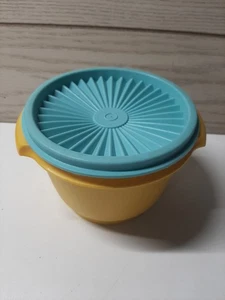 Vintage Tupperware hellgelbe Servierschüssel 886 mit einer Presse türkisfarbener Deckel 812 - Bild 1 von 5