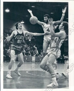 1972 Denver Pioneers Basketball Bill Jones & Hank Thompson Press Photo - Picture 1 of 2