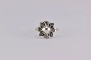 Anillo de plata esterlina 13 mm pulido botón festoneado con banda de flores festoneadas talla: 5,5 - Imagen 1 de 7