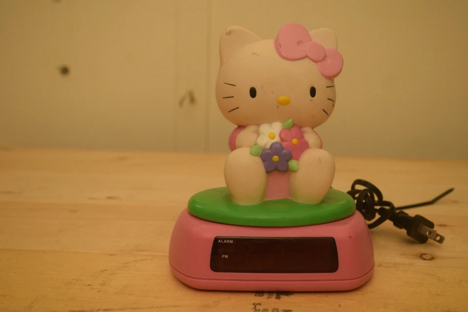 Vintage Sanrio NL-HKC206 Hello Kitty Bedroom Night Light Digital Alarm Clock - Image 1 of 4