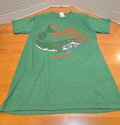 Old Milwaukee Beer 男式 S T 恤 Fishing Beer Breweriana American College 全新带标签  — 第 1/4 张图片