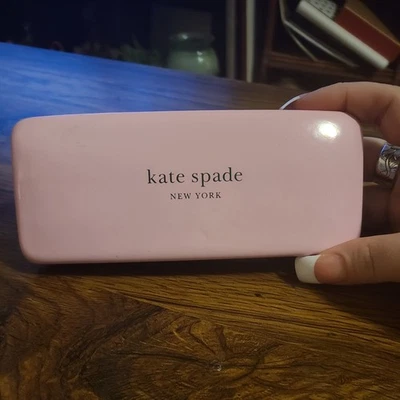 Estuche rígido para gafas Kate Spade New York rosa y verde con cubierta. Foto 1 de 4