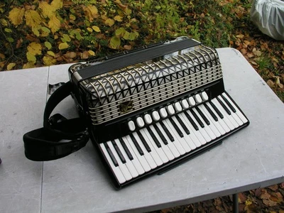 Beautiful Accordion Hohner Atlantic 4 N De Luxe with 120 Basses - Image 1 of 4