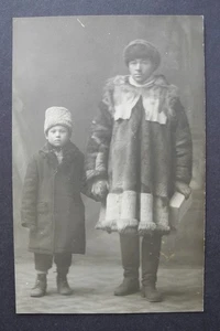 Russland Wladiwostok 1920 - Junge mit Eingeborenem, Foto von F.I. Podzorov. RPPC. - Bild 1 von 3