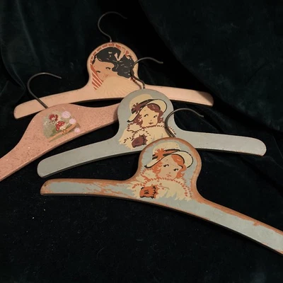 Percha de madera para niños de colección 20’s/30’s azul, rosa - Juego de 4 Foto 1 de 4