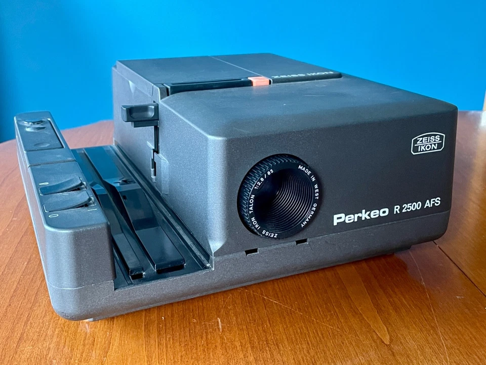 Zeiss Ikon Perkeo R 2500 AFS  Slide Projector Full Working Order Good Condition - Image 1 of 4