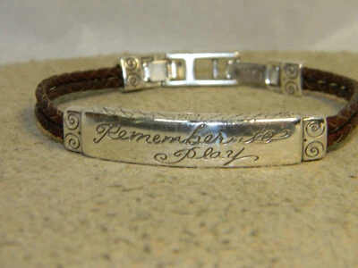 Pulsera Brighton Bar ID 'Remember To Play' Cuero Marrón Foto 1 de 4