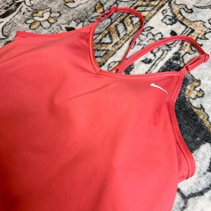 Camiseta sin mangas Nike Dri-FIT sujetador incorporado coral para mujer mediana - Imagen 1 de 7