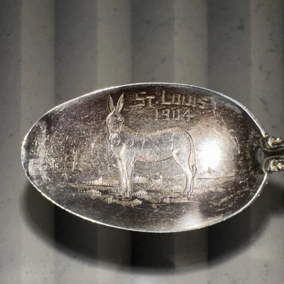 Cuchara de burro conmemorativa de la Feria de Saint Louis 1904 con mango grabado inicial Foto 1 de 4