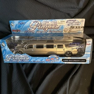 MAISTO PLAYERZ LUXURY COLLECTION FORD EXCURSION LIMO 1/24 SCALE DIECAST WHITE - Picture 1 of 5