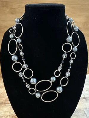Collar o cinturón Lia Sophia Alpine largo de perlas de vidrio plateado y cuentas facetadas Foto 1 de 4