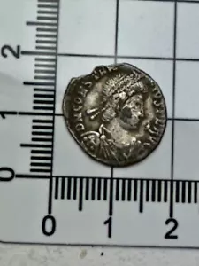 X251: Roman Silver Siliqua: c. AD 300's: Totally Unidentified so could be RARE? - Picture 1 of 2