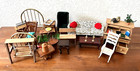 Lot de meubles miniatures maison de poupée vintage canapé balançoire tables de bureau chaises et accès