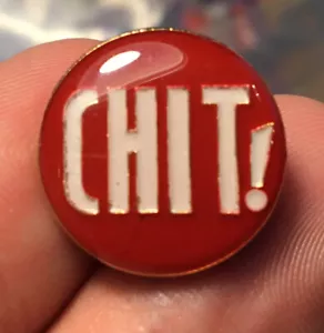 Chit! Pin Esmalte De Colección Sombrero Solapa Bolso Logotipo Adulto Humor Retro Años 70 Militar - Imagen 1 de 2