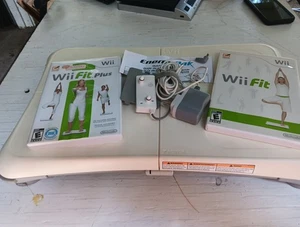 Nintendo Wii Fit Balance Board mit Wii Fit Plus Videospiele und Energy Pak - Bild 1 von 15