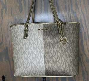 Bolso de Mano MK Michael Kors Jet Set Dorado Bloque de Color Logo Dos Tonos NUEVO $298 - Imagen 1 de 14