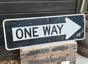 SEÑAL DE TRÁFICO ORIGINAL EE. UU. ONE WAY SEÑAL 91x30 CALLE DE SENTIDO ÚNICO US DINER SCHOOL BUS D - Imagen 1 de 2