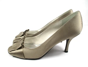 Nuevos zapatos de salón de cóctel Stuart Weitzman GIGIRITZ brumoso satinado talla 11 con volantes tacón de 3,5" - Imagen 1 de 6
