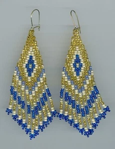 Gold, tan, blue, light blue and metallic gold seed beaded pierced earrings. - Imagen 1 de 4