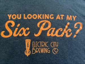 Electric City Brewing Co. ¿Mirando mi paquete de seis? Camiseta gráfica grande para hombre - Imagen 1 de 9