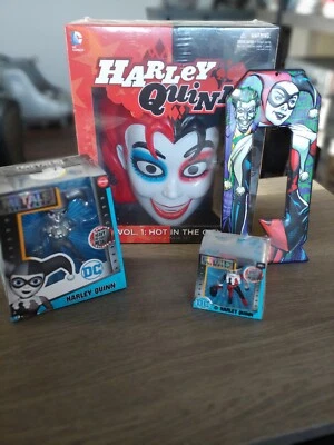 Harley Quinn Lote de 2 Figuras de Metal Fundido DC - 1 Juego de Libro y Máscara y 1 Arte de Pared Foto 1 de 4