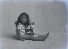 Schwarz-Weiß-Foto 1911 kleines Mädchen mit Zeug Kaninchen Spielzeug 8x10 Nachdruck A-6