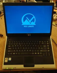 Medion MIM2120 2GHz 15.4'' Widescreen Laptop Linux Office DVD Wifi Cheap - Picture 1 of 4