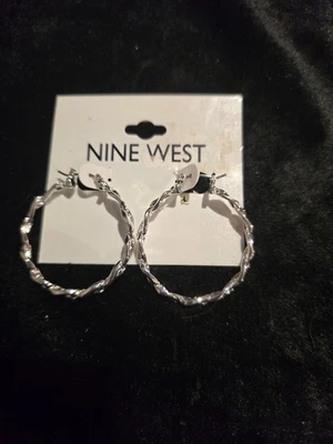 PENDIENTES ARO TRENZADOS NINE WEST para mujer tono PLATEADO BRILLANTE Foto 1 de 2