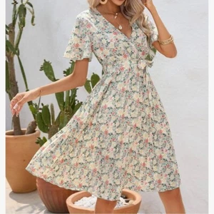 Women's Large Dress Green Tie Waist Pleated Hem Angel Sleeves Floral Summer Spri - Picture 1 of 12