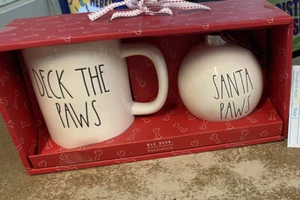 RAE DUNN DECK THE PAWS SANTA PAWS Feiertag Tasse und Weihnachtsschmuck Set Neu - Bild 1 von 1