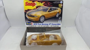REV851963 Revell Ford Mustang GT Convertible 2010 1/25, kit di montaggio - Foto 1 di 6