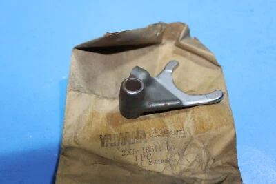 Nuevo de Lote Antiguo Original Yamaha YZ400 IT400 IT425 HORQUILLA CAMBIO 1 OEM # 2X5-18511-00-00 Foto 1 de 4