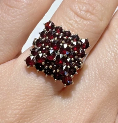 Anillo de cóctel vintage de granate rojo con racimo facetado cuadrado chapado en oro plateado talla 7 Foto 1 de 4