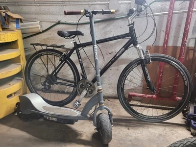 Genesis 混合 700 Terra 公路自行车 26 英寸剃刀 E300 电动滑板车 带充电器 — 第 1/4 张图片