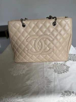 CHANEL бежевый Clair выстеганная икра кожи Grand покупки сумка с короткими ручками бывшая в употреблении!! - Изображение 1 из 4