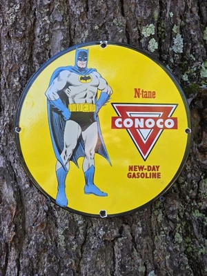 Винтажный фарфоровый знак Conoco Gasoline — знак Batman DC Comics Gas Pump 12 дюймов - Изображение 1 из 4