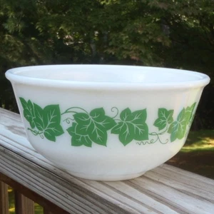 Vintage 1940's Hazel Atlas Green IVY LEAF Pattern Milk Glass 9" MIXING BOWL VGUC - Picture 1 of 5