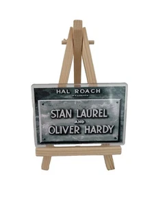 Laurel And Hardy Film Kredit Plakette Kühlschrank/Spind Magnet Jumbo Größe 90-60 mm - Bild 1 von 4