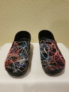 dansko scribble print clogs