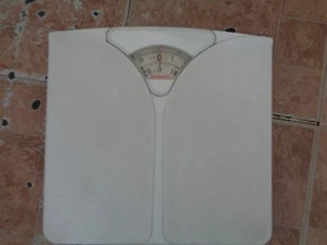 Vintage Soehnle bathroom scales, 10 3/4' x 11 1/2" - Picture 1 of 6