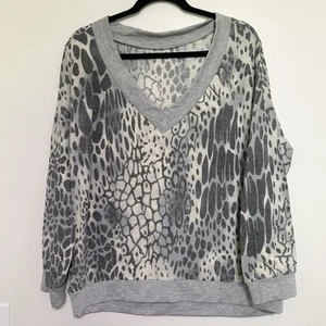 Animal Print Size 1X Plus Gray Fleece Sweatshirt Top Long Sleeve Pullover V-Neck - Picture 1 of 3