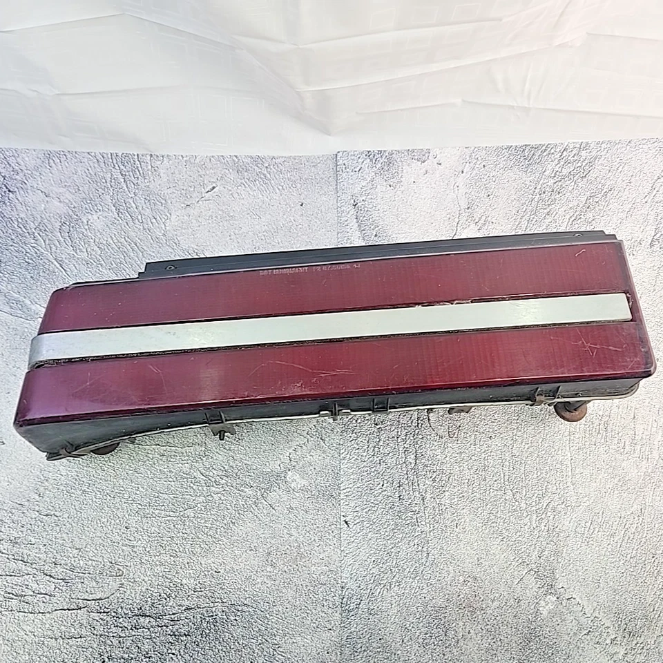 Conjunto de luz trasera izquierda izquierda GM 16507667 1987-1989 Buick Skyhawk OEM usada Foto 1 de 4