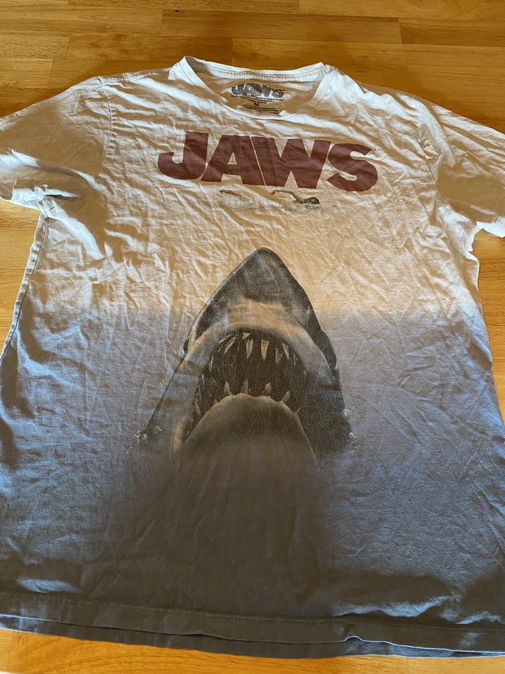 Camisa gráfica de ajuste unisex Jaws mediana muy suave bonita coleccionable Foto 1 de 4