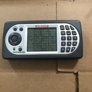 SuDoKu Su Doku Gioco Elettronico Portatile 2500 Puzzle Giocattolo Quest Viaggio - Foto 1 di 5
