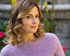 Rose Mciver 8x10 photo 021