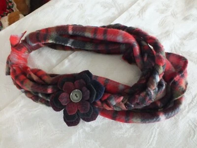 Collar Bufanda Vellón Reutilizado Reciclado Hecho a Mano Flor Roja Negro Verde Foto 1 de 2
