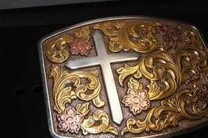 Nocona M&F Western Gürtelschnalle Rechteck Blumen Kreuz 37945 - Bild 1 von 4
